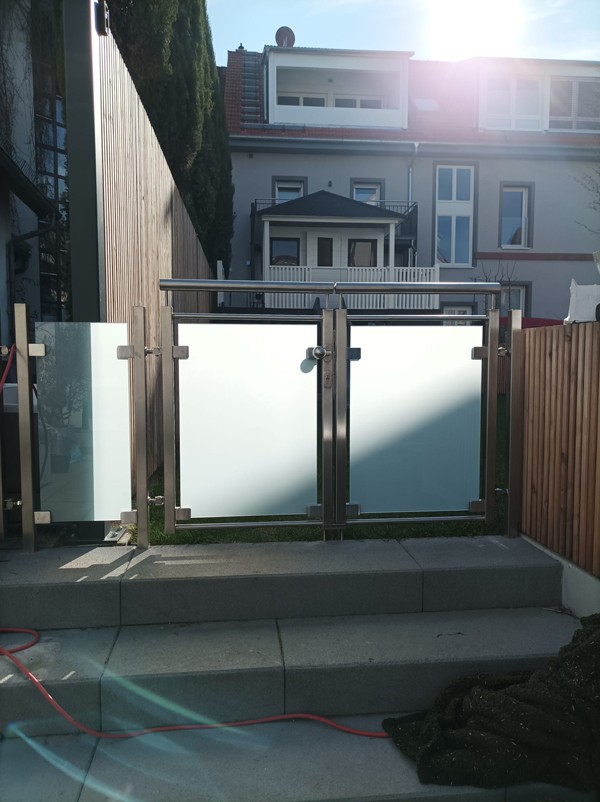 Gartentor mit Milchglas.