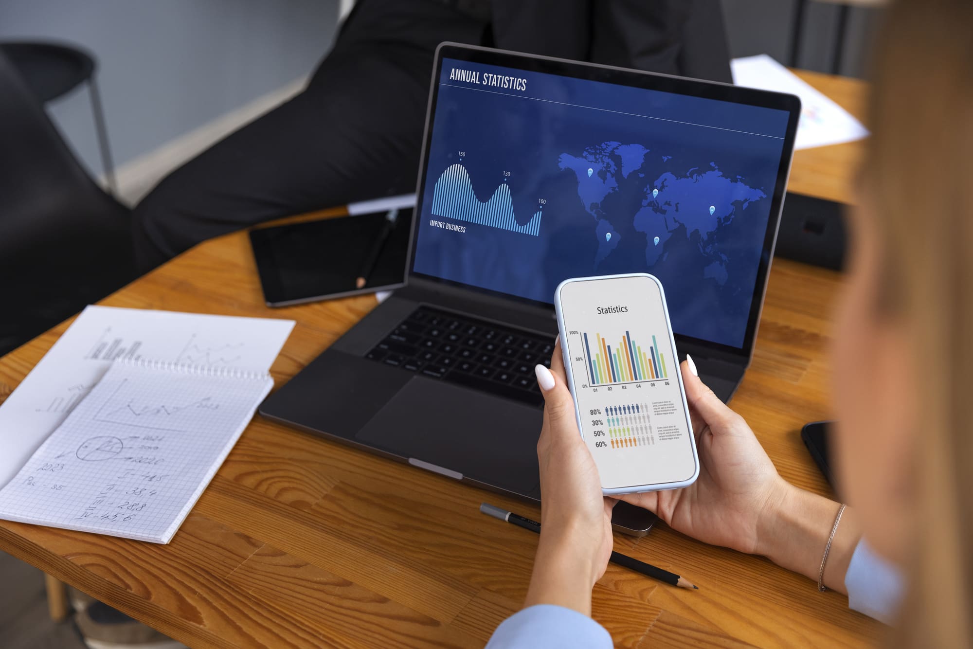 Un cliente mirando los resultados de su proceso automatizado por SalesDose
