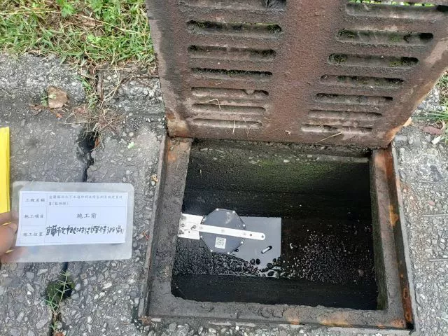 設在人孔蓋的水位計可以監測水位上升狀況，提早加強防災應變。圖／縣府提供