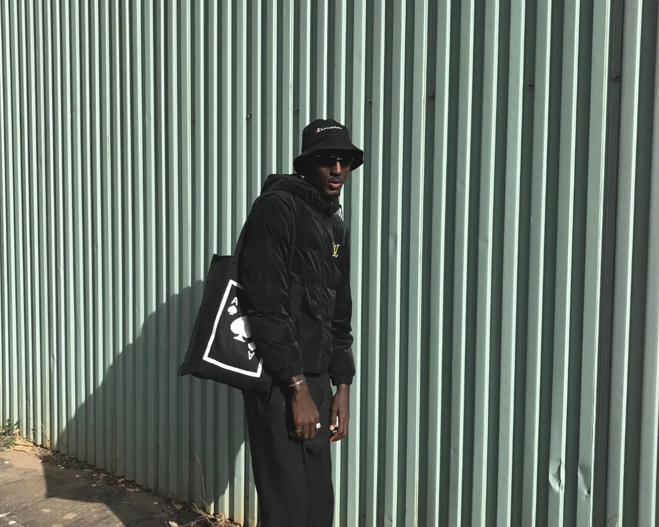 Hombre modelando marca de ropa, portada de articulo para ver si vale la pena Shopify en 2025