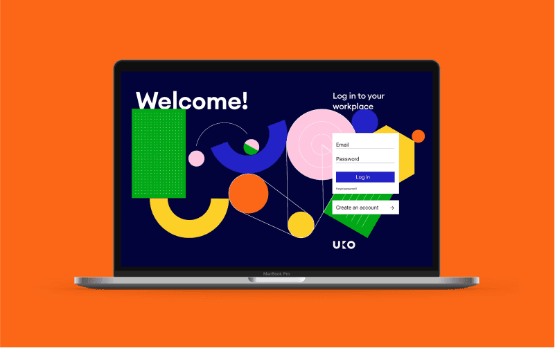 Laptop na pomarańczowym tle, na ekranie granatowa strona logowania „Welcome!” z kolorowymi figurami geometrycznymi i logo „uko”.