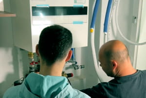 ViaThermo-Fachkraft montiert gemeinsam mit dem Kunden eine Wasserleitung vor Ort