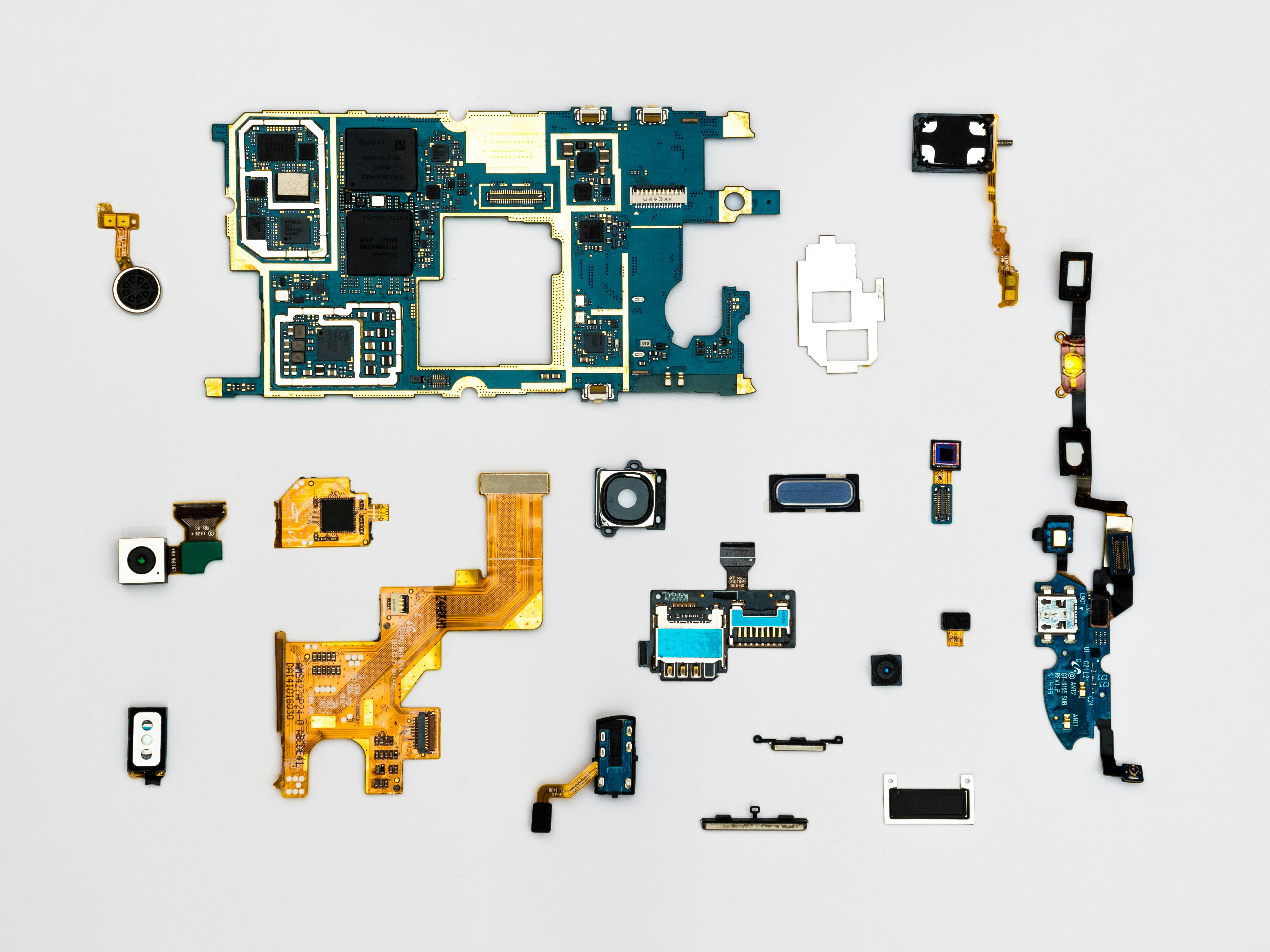 Uit elkaar gehaalde elektronica-onderdelen