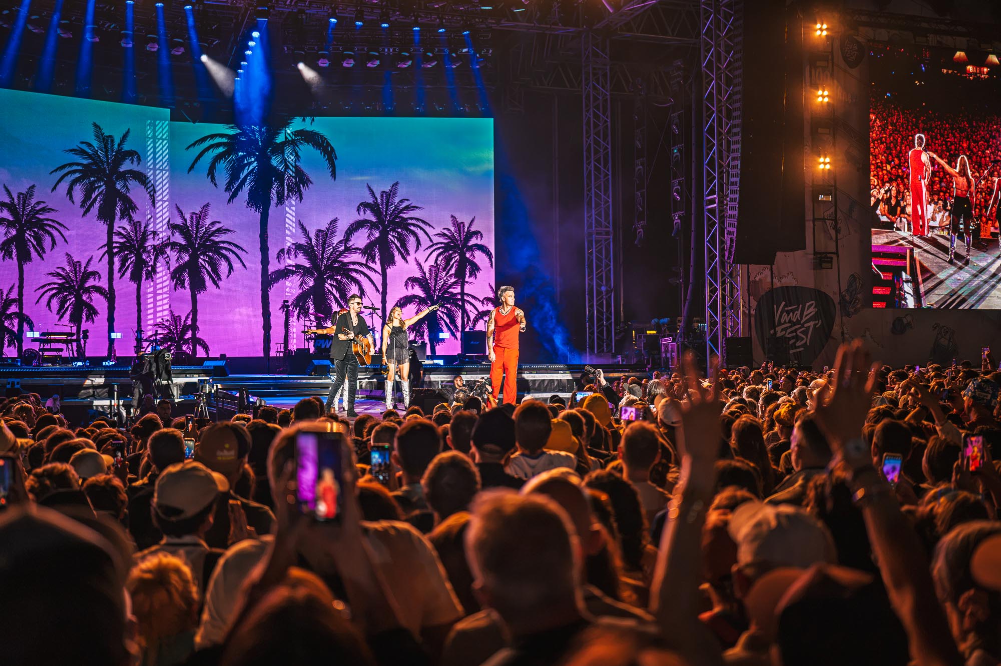 Le décor vire aux palmiers, la set list vire à l’intime : c’est l’heure de la ballade.