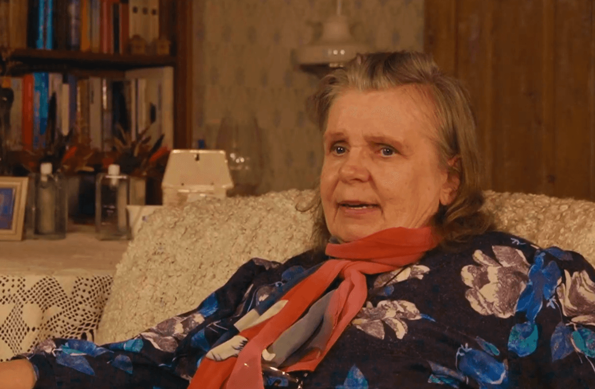 Intervjuud andev vanem naine diivanil