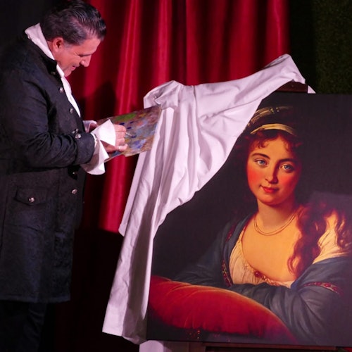 Un homme en habit historique peint un portrait partiellement caché d'une femme sur un fond de rideaux rouges.