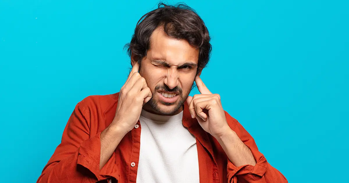 Illustrasjonsbilde av en mann som holder seg for ørene.
