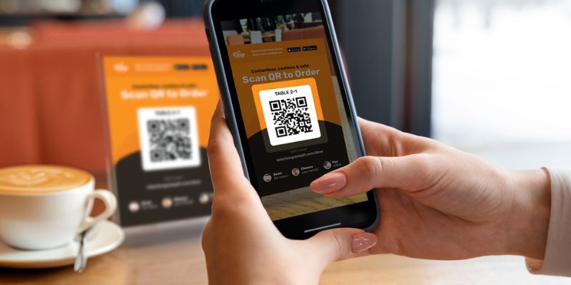 Pelanggan sedang mengimbas kod QR untuk melayari menu digital