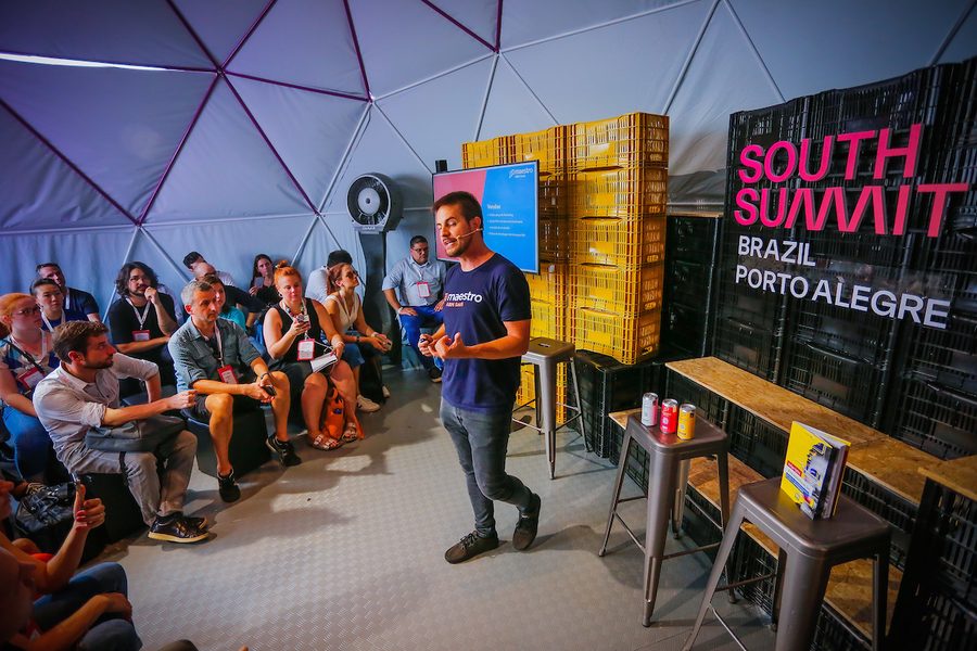 Felipe Spina falando para o público no South Summit Brazil