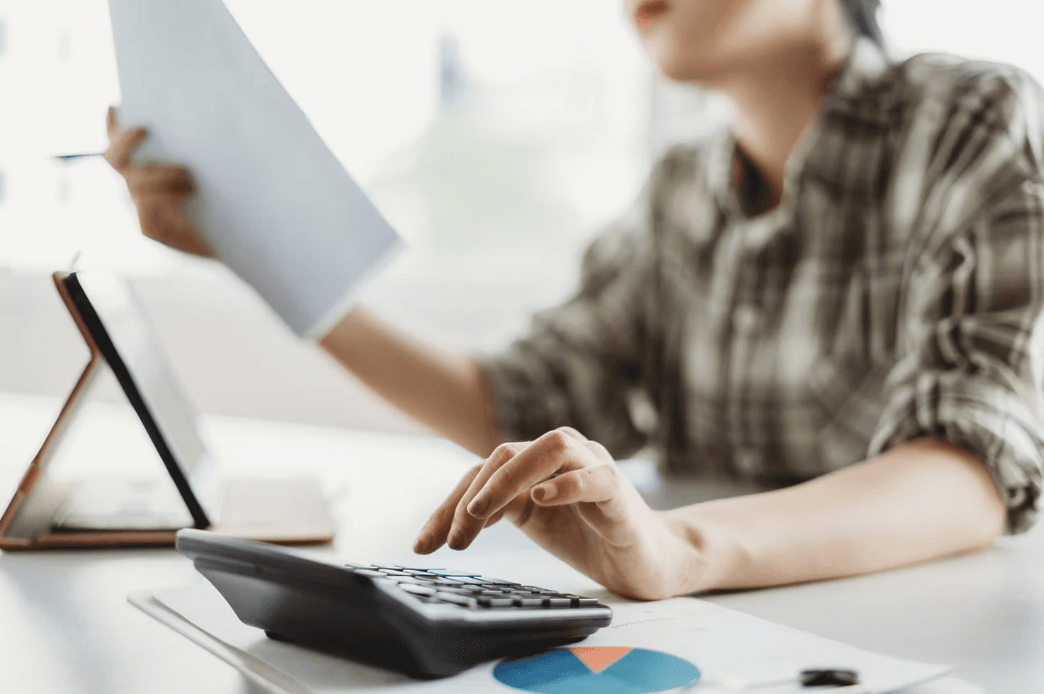 Person doing their finances who could benefit greatly from using the best invoicing software for freelancers
