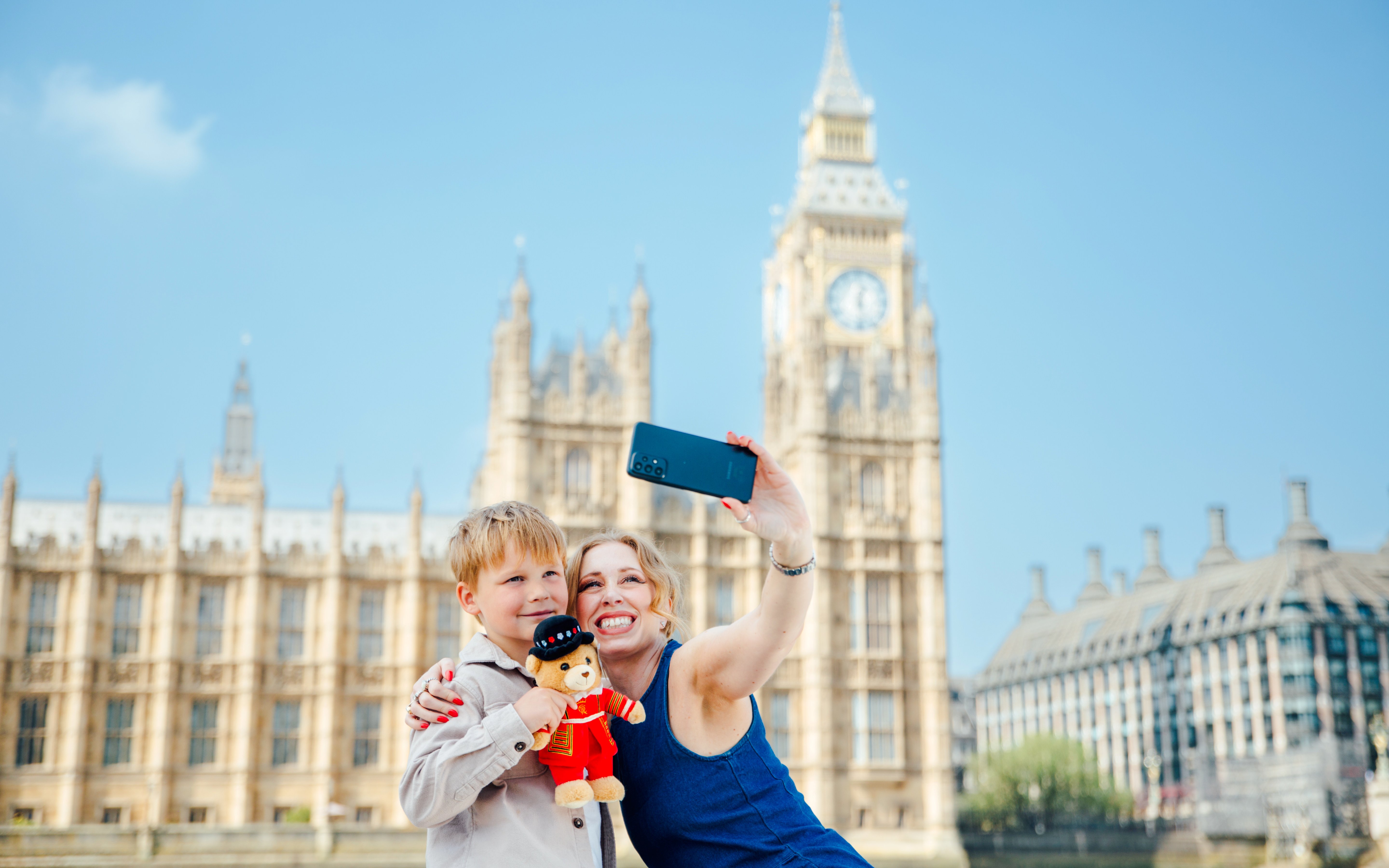 Invitados haciéndose un selfie con el Big Ben de fondo durante el crucero por la Torre de Londres.
