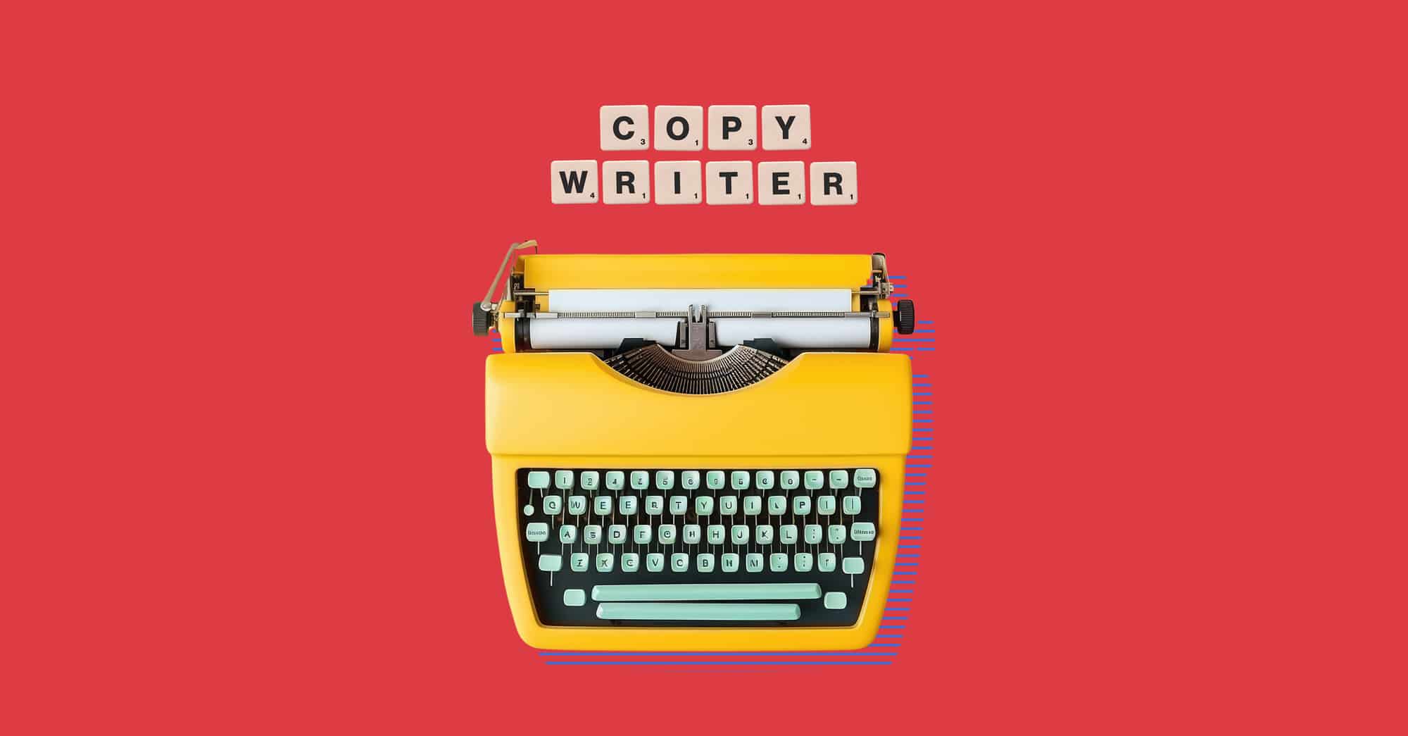 Máquina de escribir amarilla sobre fondo rojo con fichas que deletrean "copywriter".