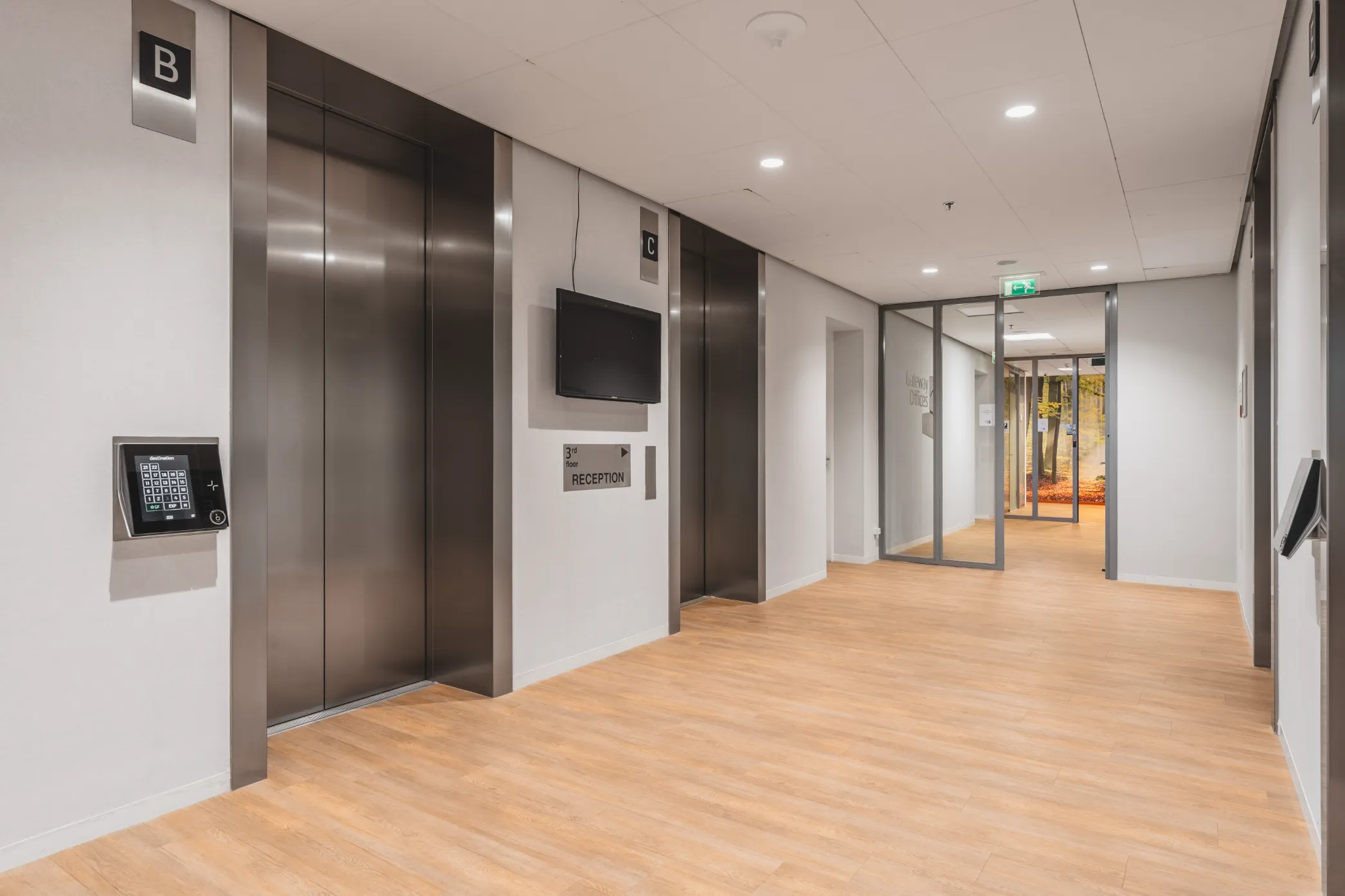Vergaderruimte met tafel en stoelen bij grote ramen