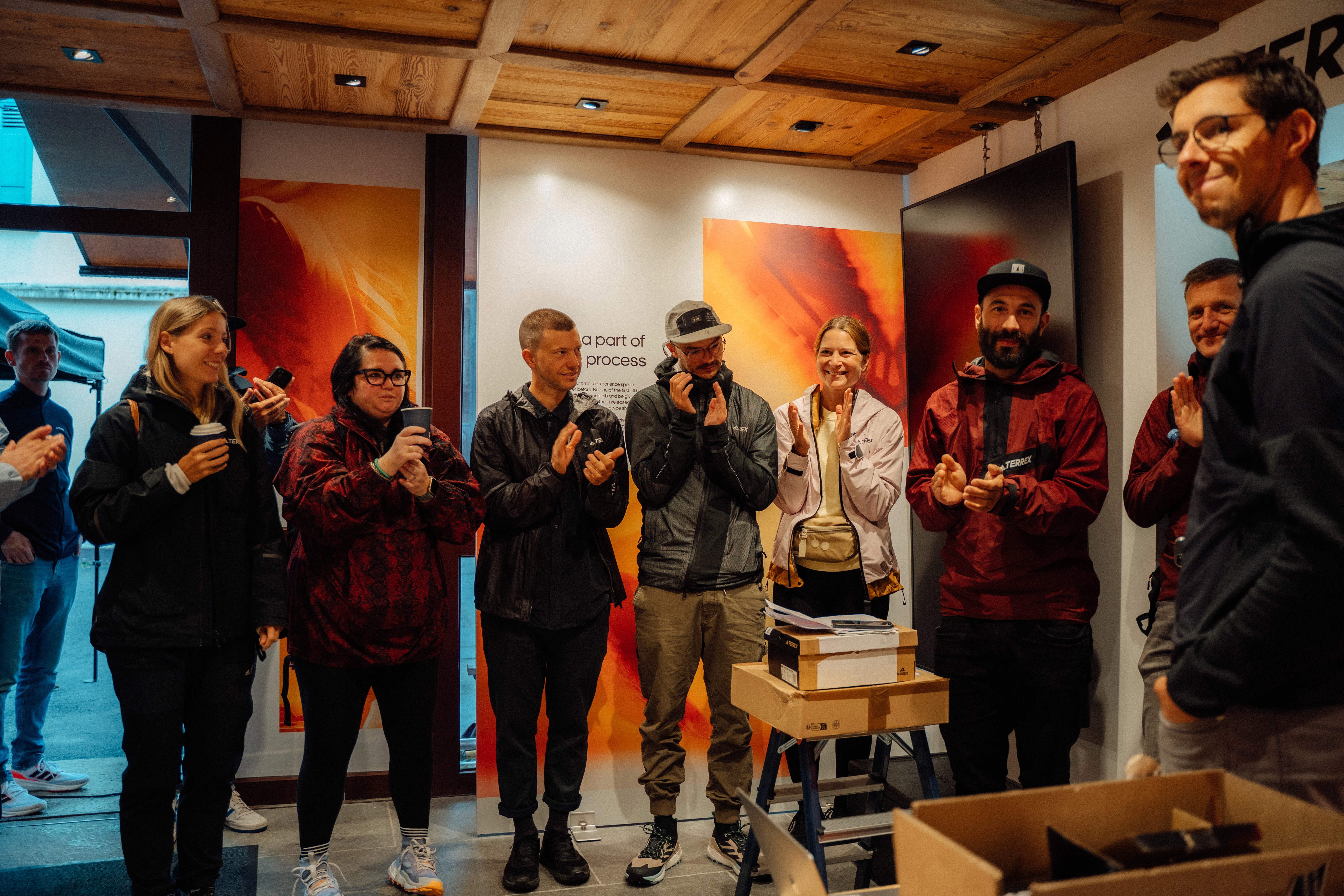 L’équipe Adidas Terrex réunie lors d’un événement intérieur à Chamonix, ambiance conviviale et sportive.