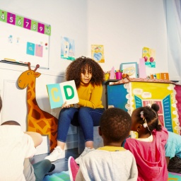 professora lendo para alunos da educação infantil