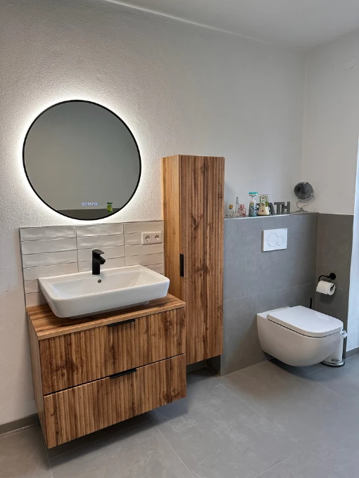 Modernes Badezimmer mit Holzwaschtisch und grauen Bodenfliesen