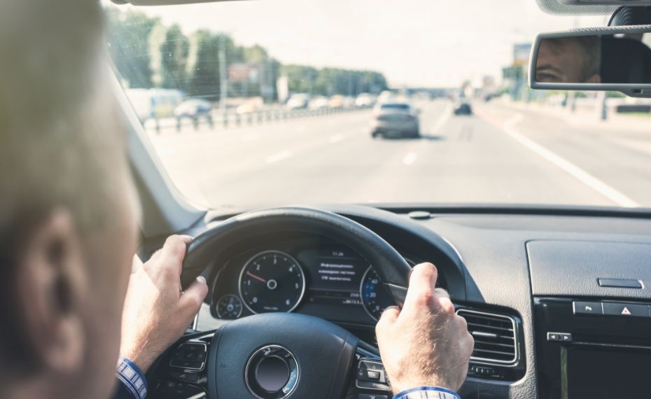 Mais idosos no volante, menos jovens nas autoescolas — o que está acontecendo?