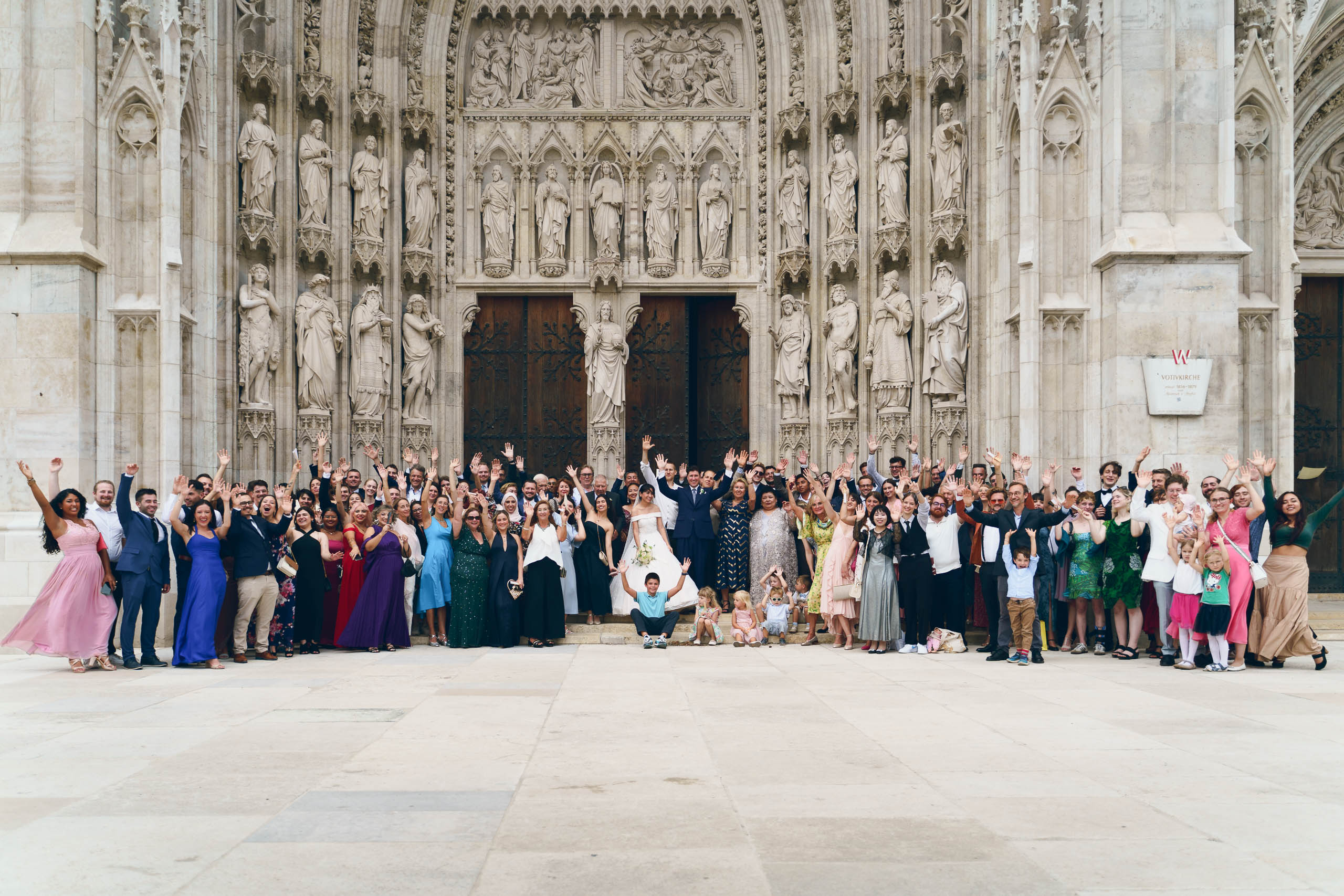 Familienfoto vor der Votivkirche - Hochzeitsfotografie Wien Leon Moik