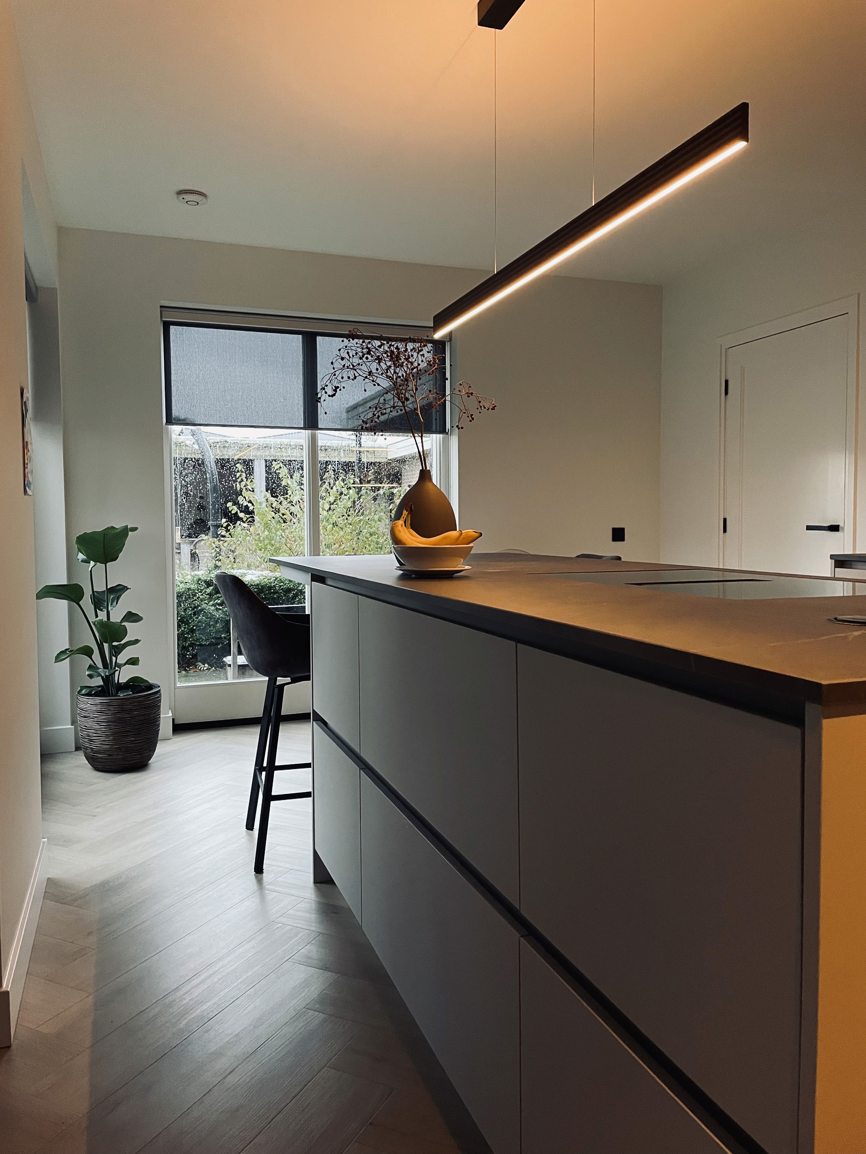 Luxe keuken op maat in minimalistische stijl, gemaakt door interieurbouwer Nuenen