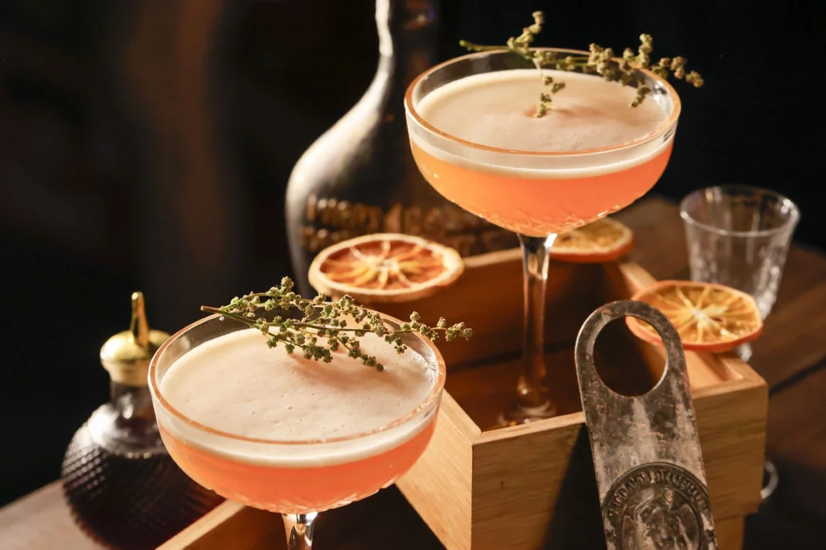 elegancki koktajl na wesele otoczony akcesoriami do miksologii