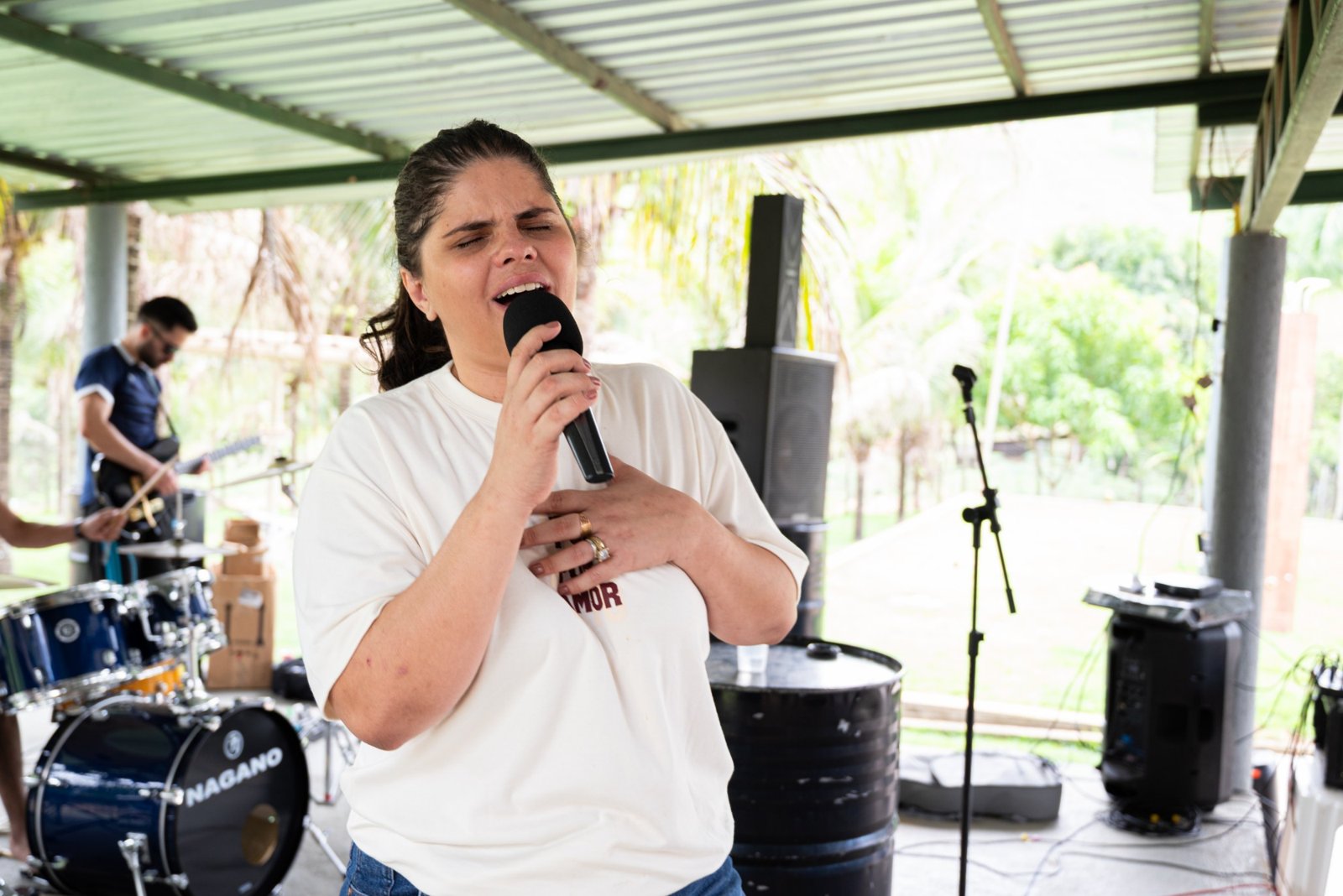 Ministra cantando no louvor ao ar livre