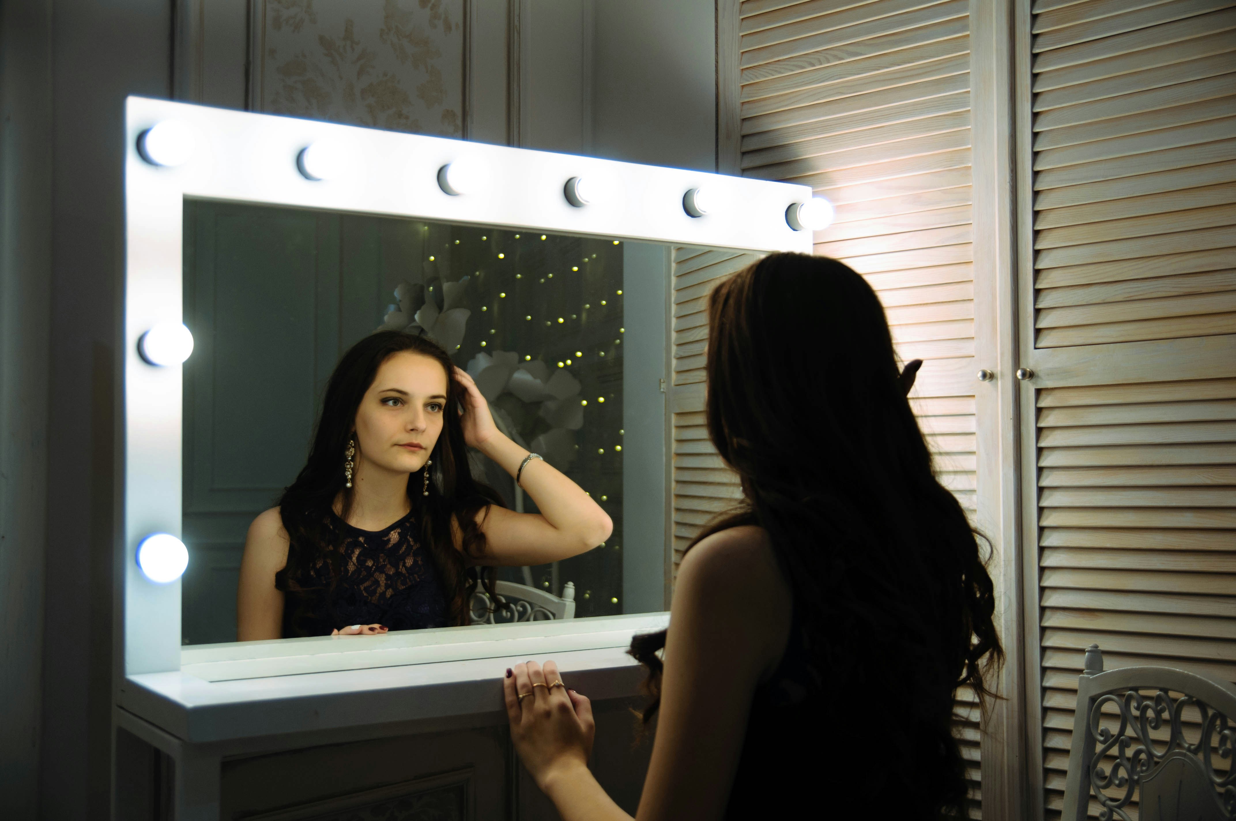 Girl Looking in Mirror- Fall Transition Outfits