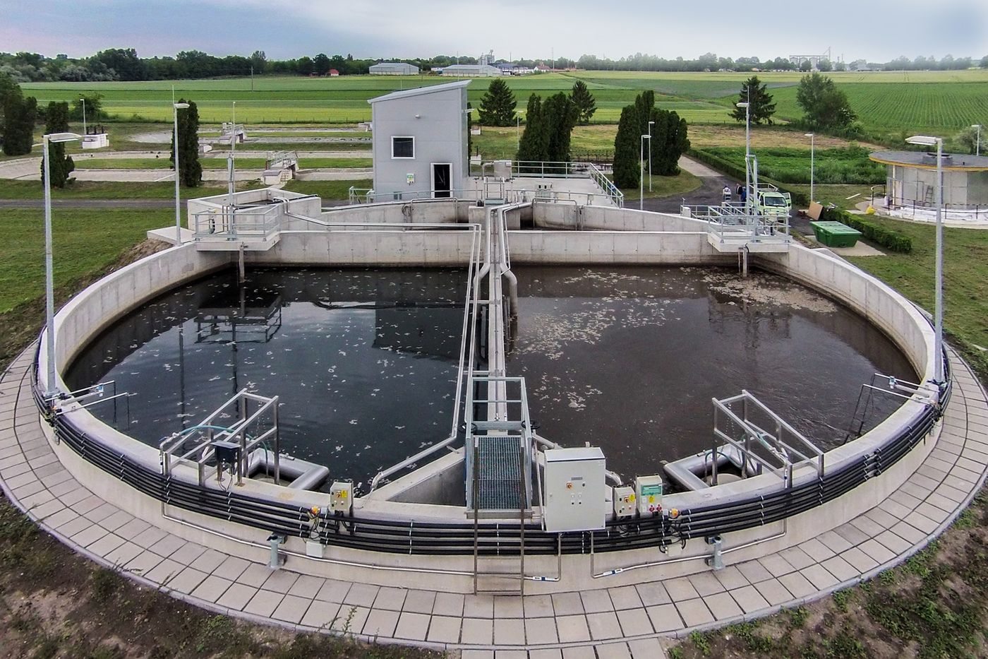 Circular CYCLATOR SBR tank with its central walkway and BIODEC decanters, Bácsalmás, Hungary