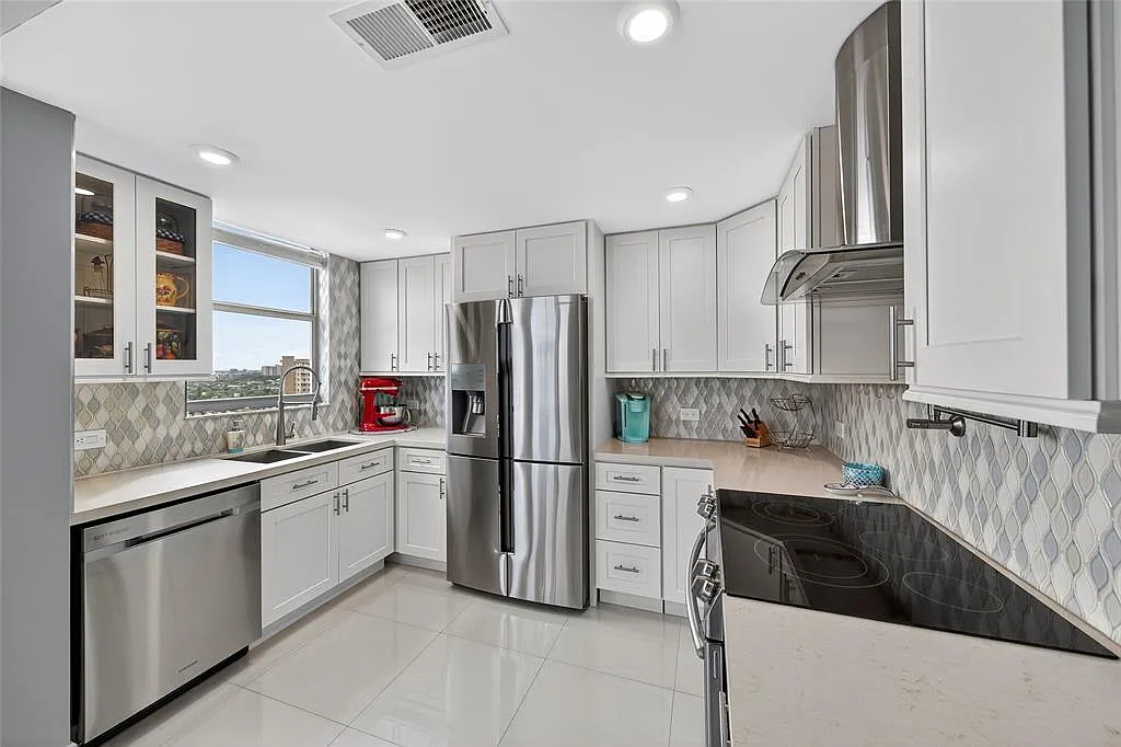 Luxury Oceanfront Condo in Pompano - Kitchen