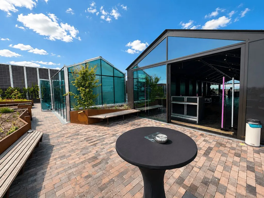 Dachterrasse mit Pavillon und Stehtisch auf dem Rooftop Cherry on Top