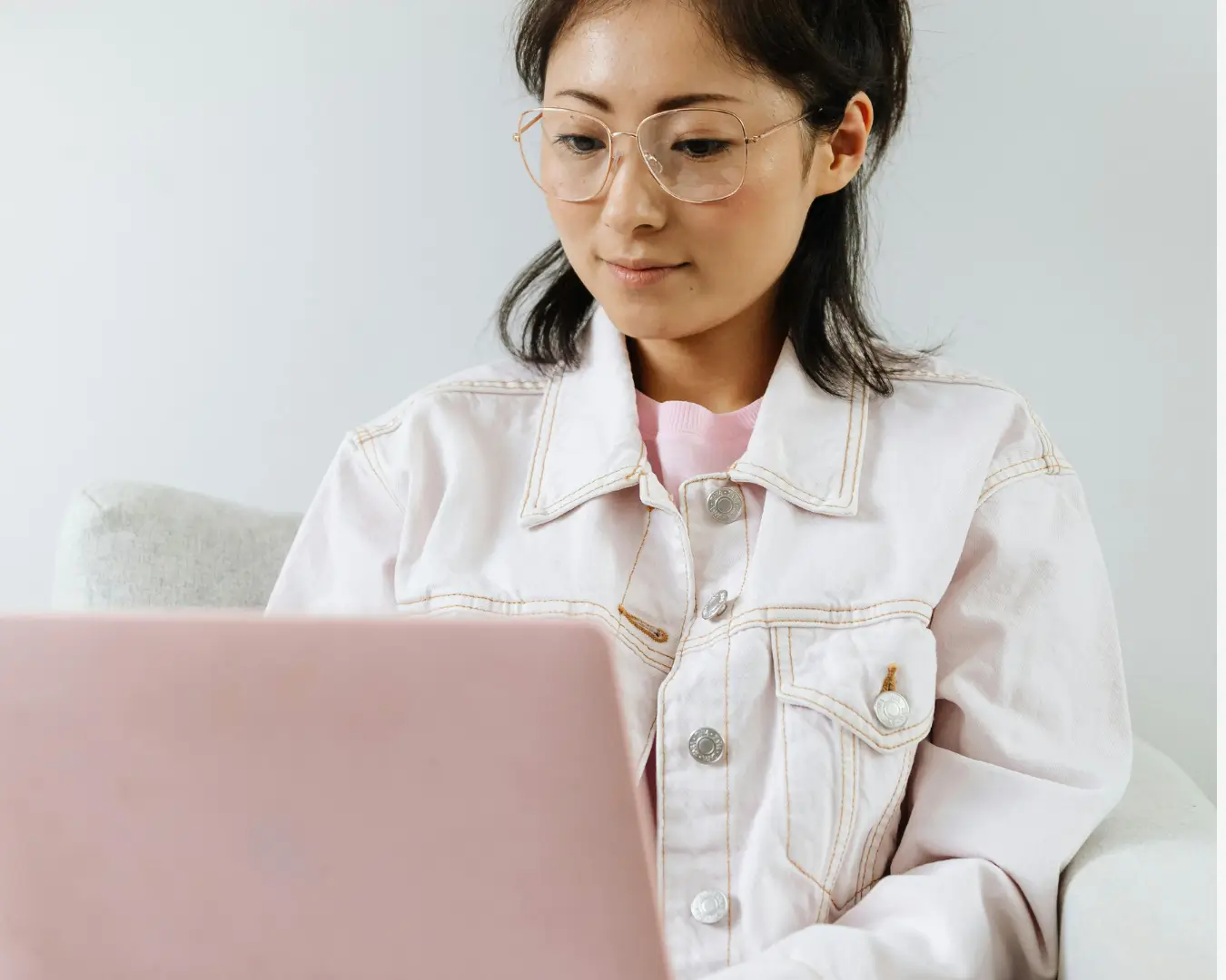Mujer calculando precios de venta para su tienda en línea