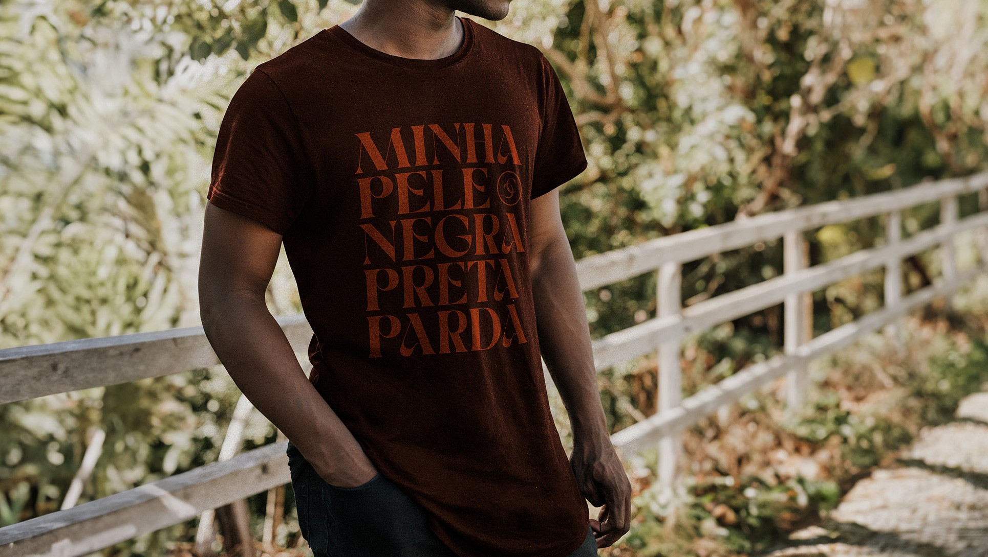 Camisa com estampa tipográfica para o Cauê Cedar.