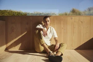 Dans le lookbook de la marque Danoise Another Aspect, le mannequin porte un costume gris et une chemise blanche