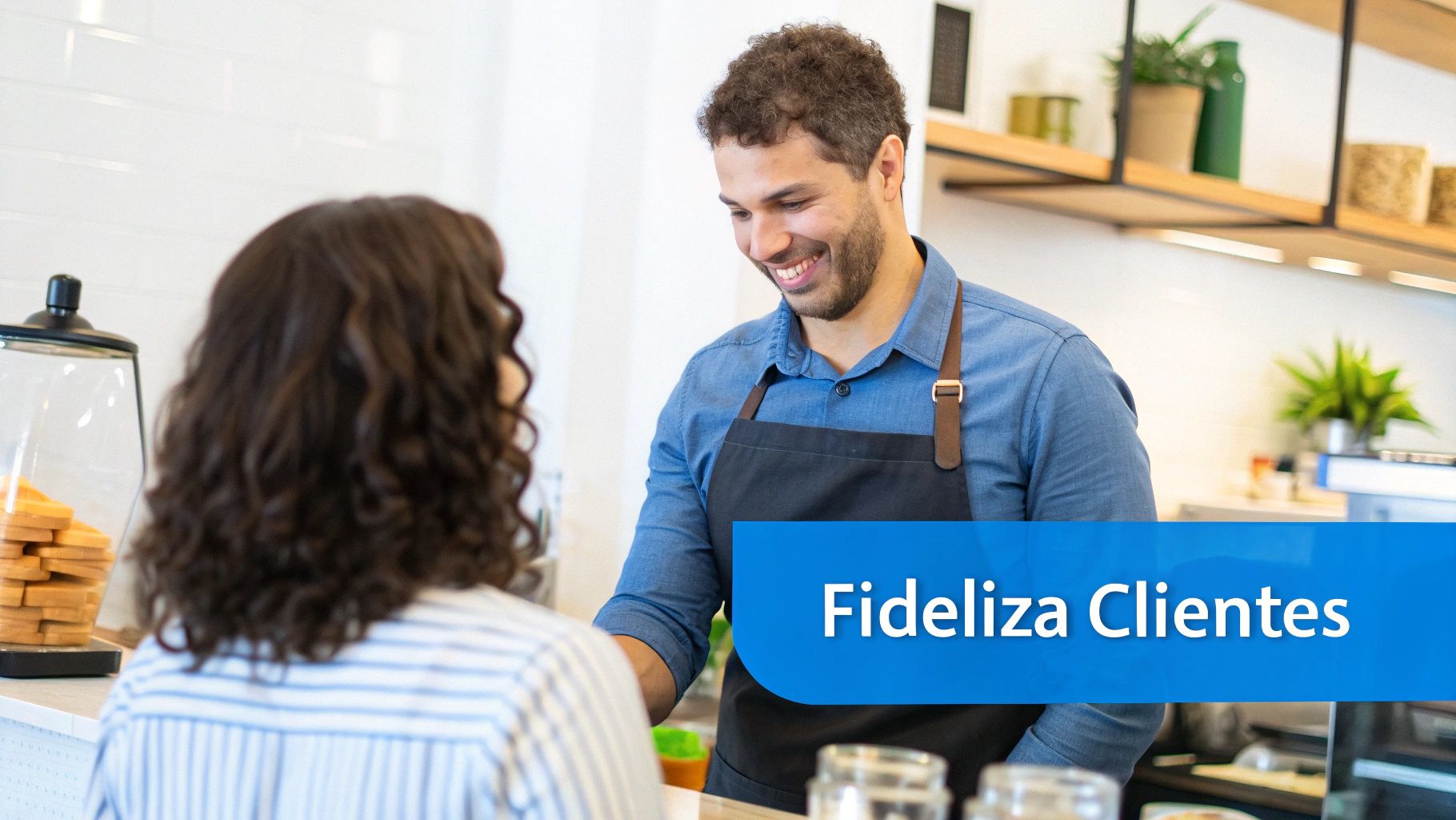 Hombre sonriente atendiendo a una clienta en una cafetería, con el texto 'Fideliza Clientes' superpuesto.