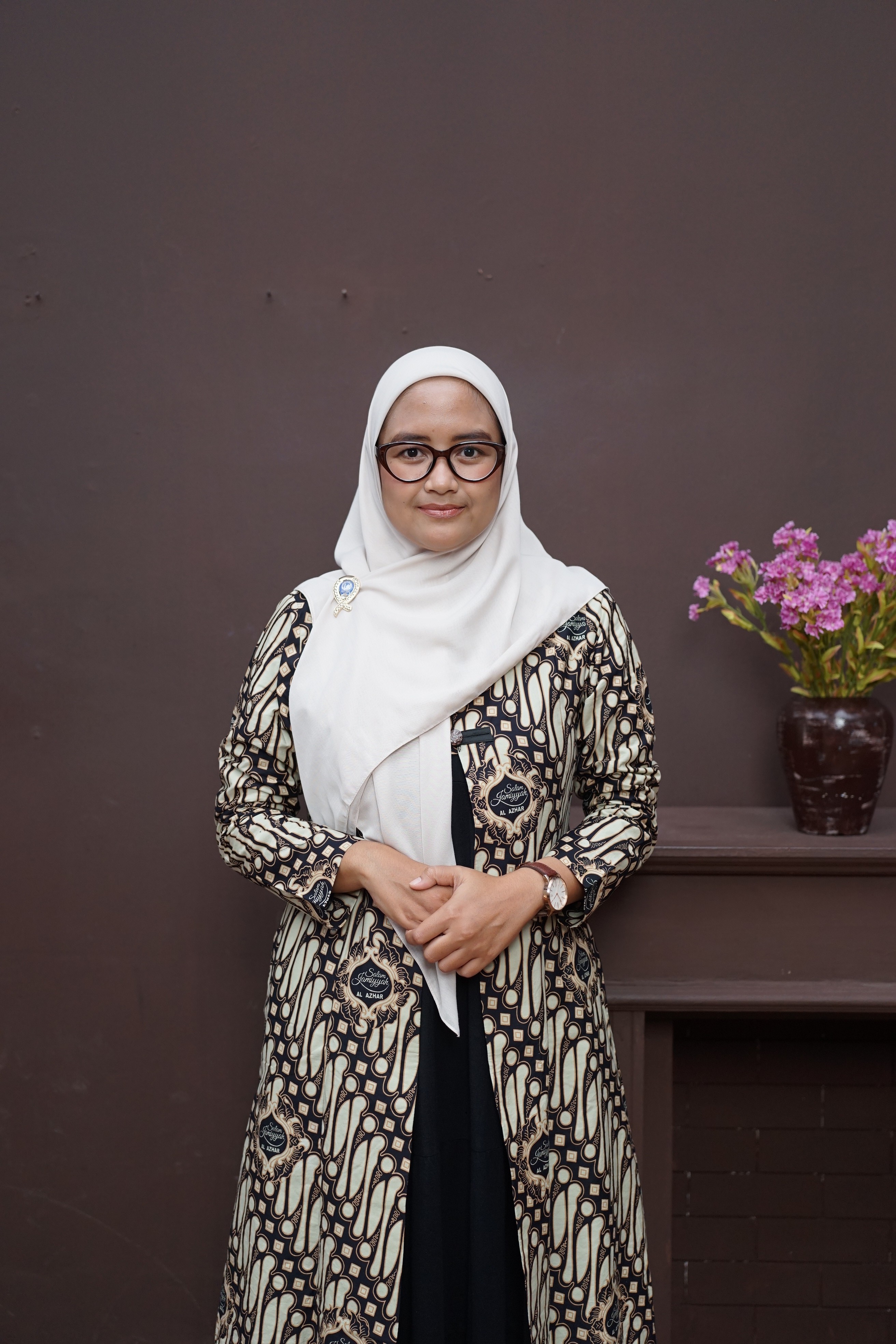 woman in black abaya