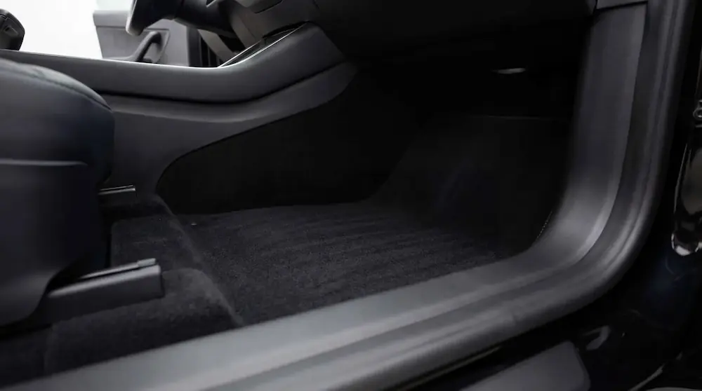 Après nettoyage des moquettes intérieures d’une Tesla Model Y propres et assainies