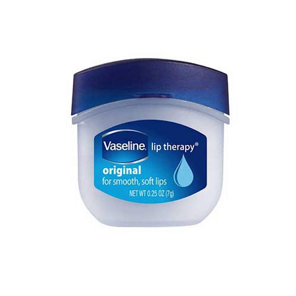 Vaseline là một trong những sản phẩm lành tính phù hợp chân mày sau phun xăm 