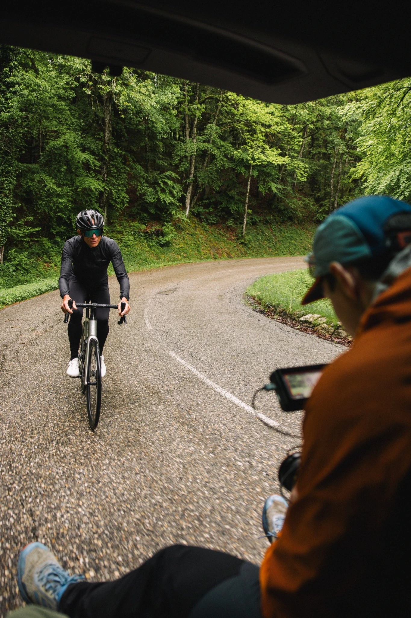 Tournage vidéo en pleine nature sur une route forestière – projet gravel réalisé par Outdoor Perspectives.