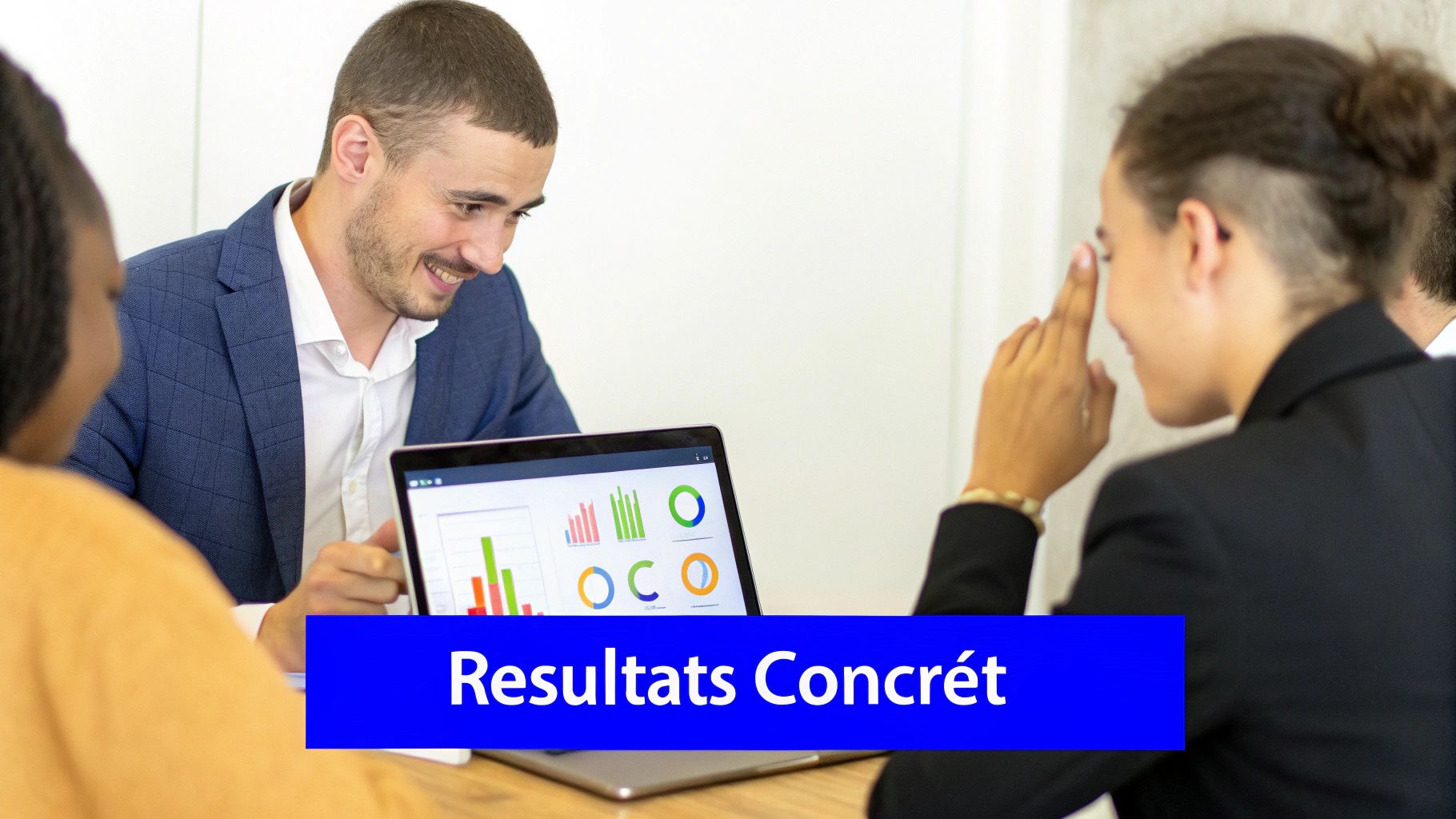 Trois professionnels en réunion examinent des graphiques et des données sur un ordinateur portable, discutant de résultats.