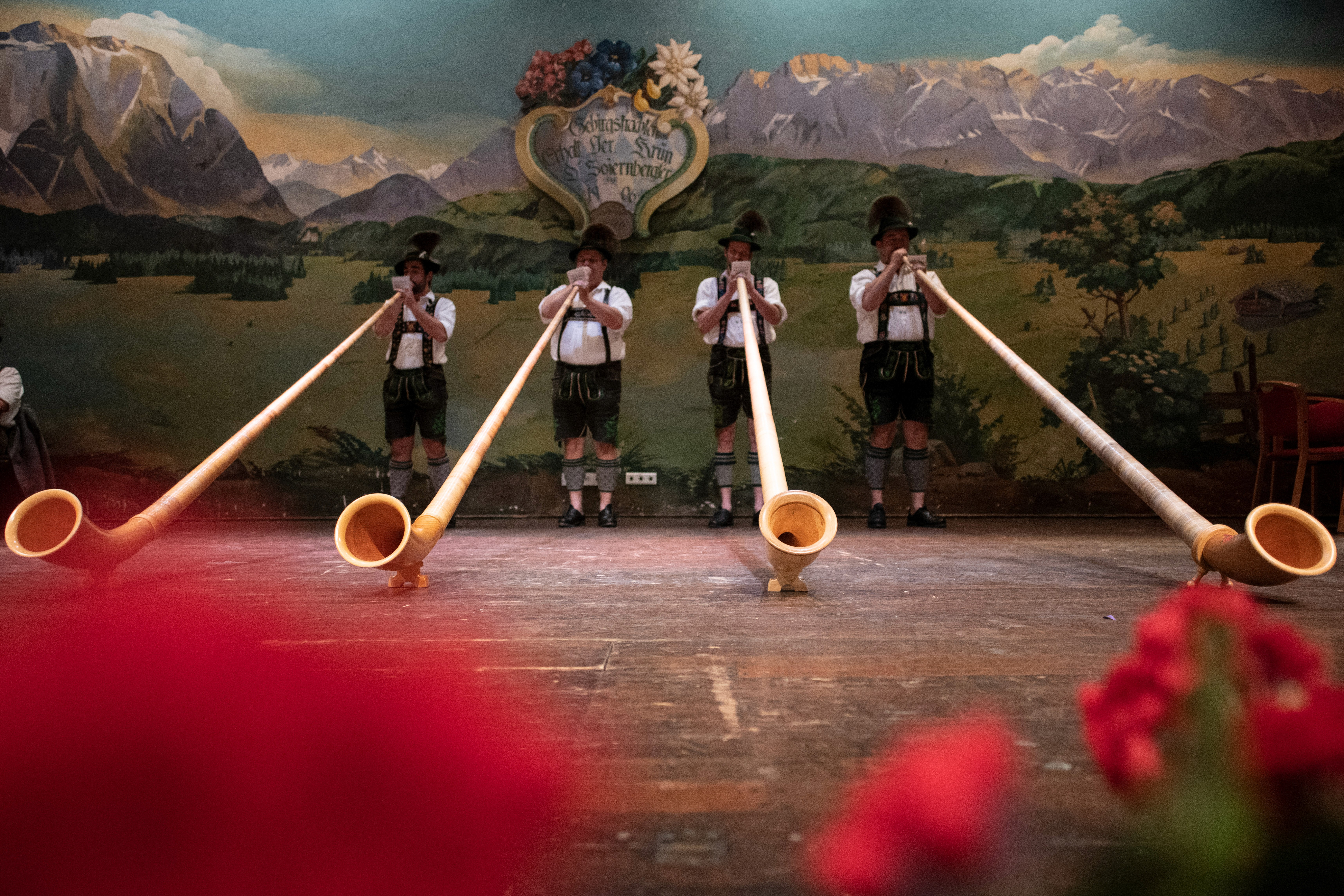 Image of chalet next to mountains