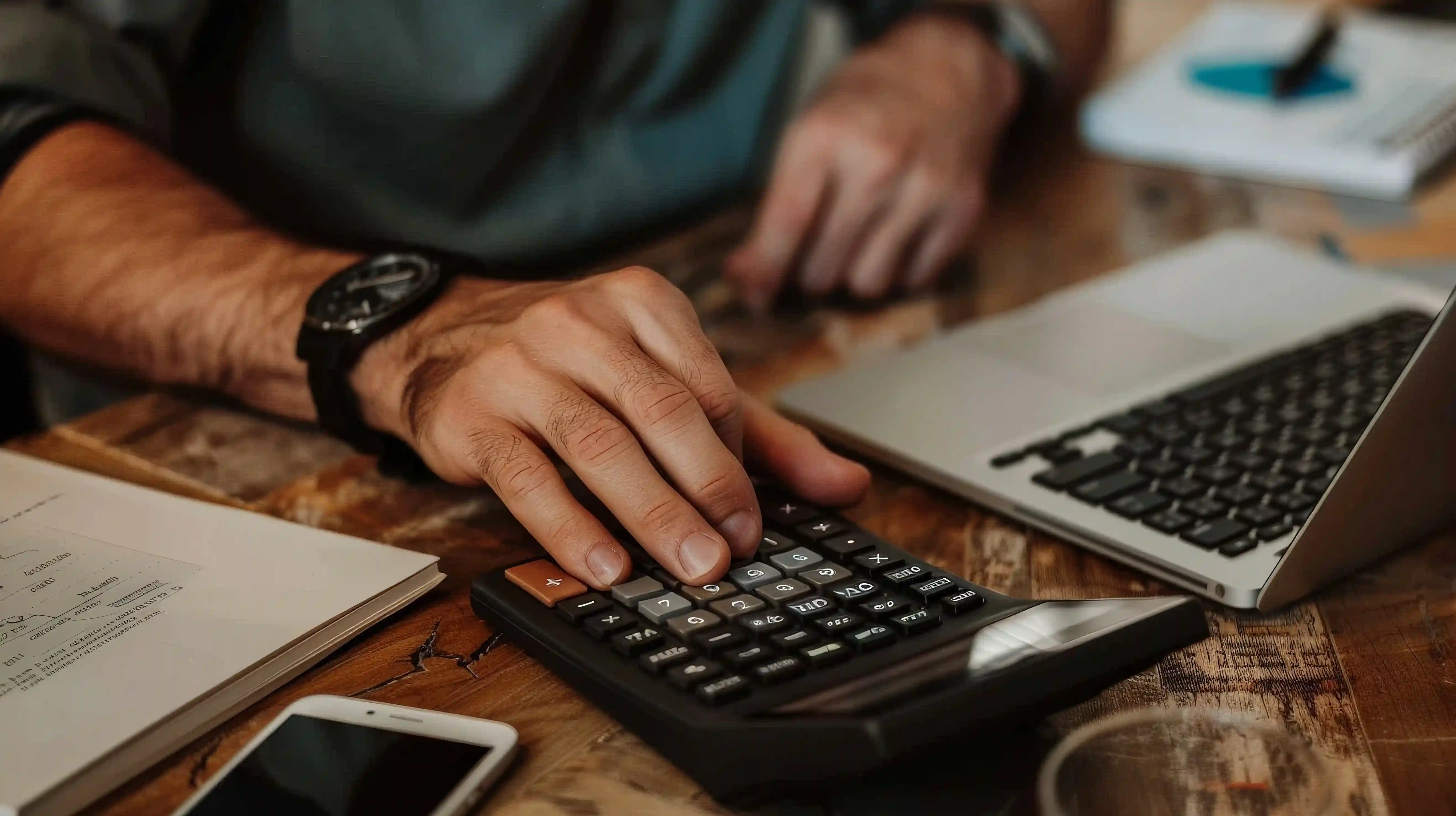 Persona calculando la rentabilidad de su inversión en Pinar del Rey