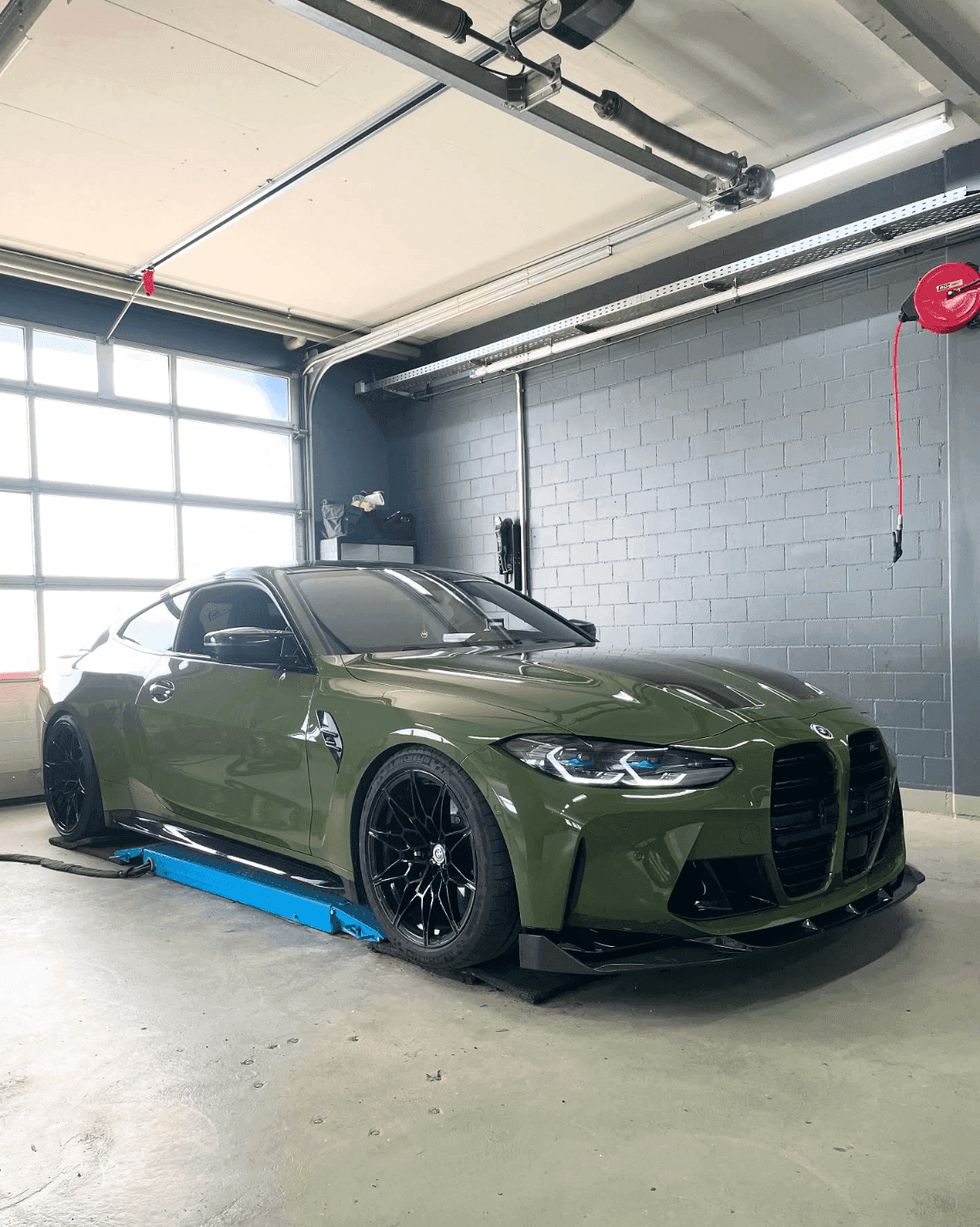 BMW in der Garage zur Autoaufbereitung