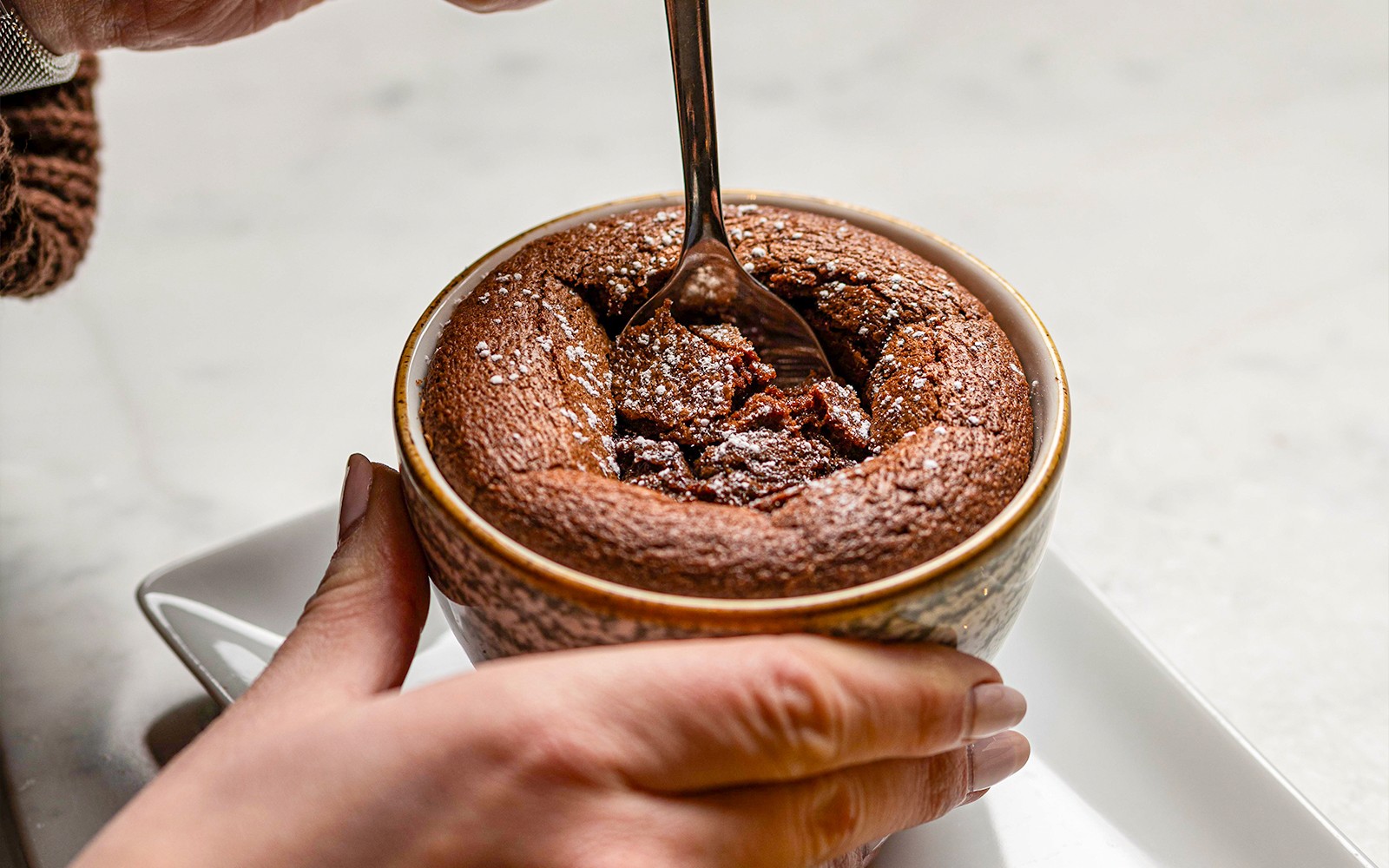 在巴黎香榭麗舍大道的Flora Danica餐廳上供應巧克力舒芙蕾。