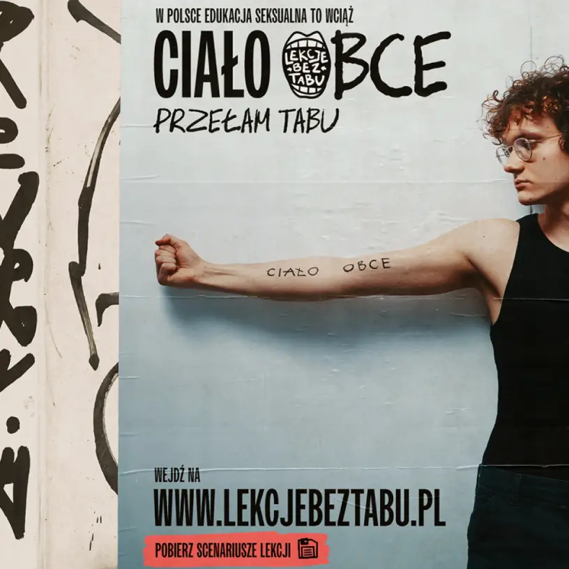 Plakat kampanii Lekcje bez tabu z mężczyzną i hasłem Ciało obce przełam tabu
