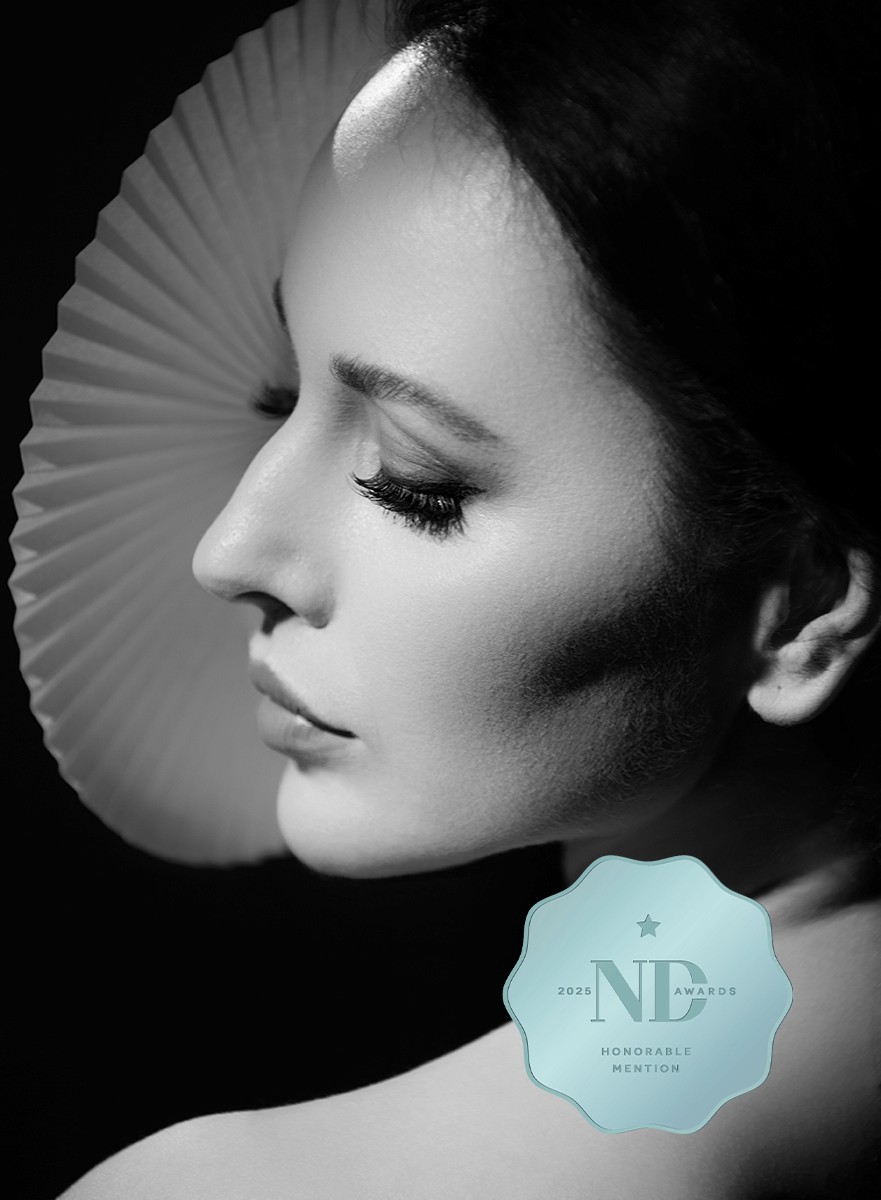 Agnieszka Czyzkowska fine art photography Warsaw woman profile with fan black and white