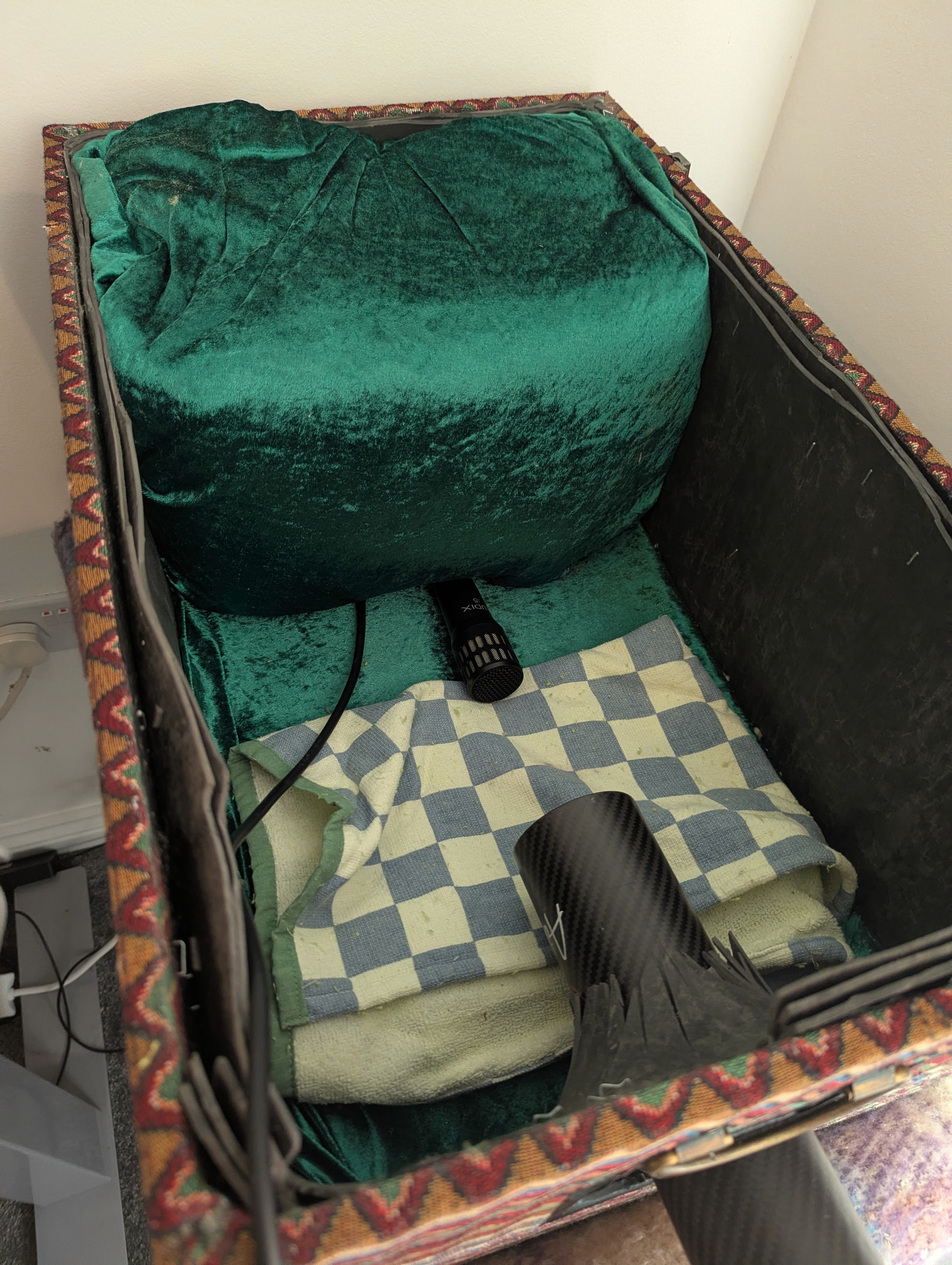 Finished interior of the didgeridoo sound-reduction box showing the Airdidge bell, microphone and fabric-covered Rockwool.