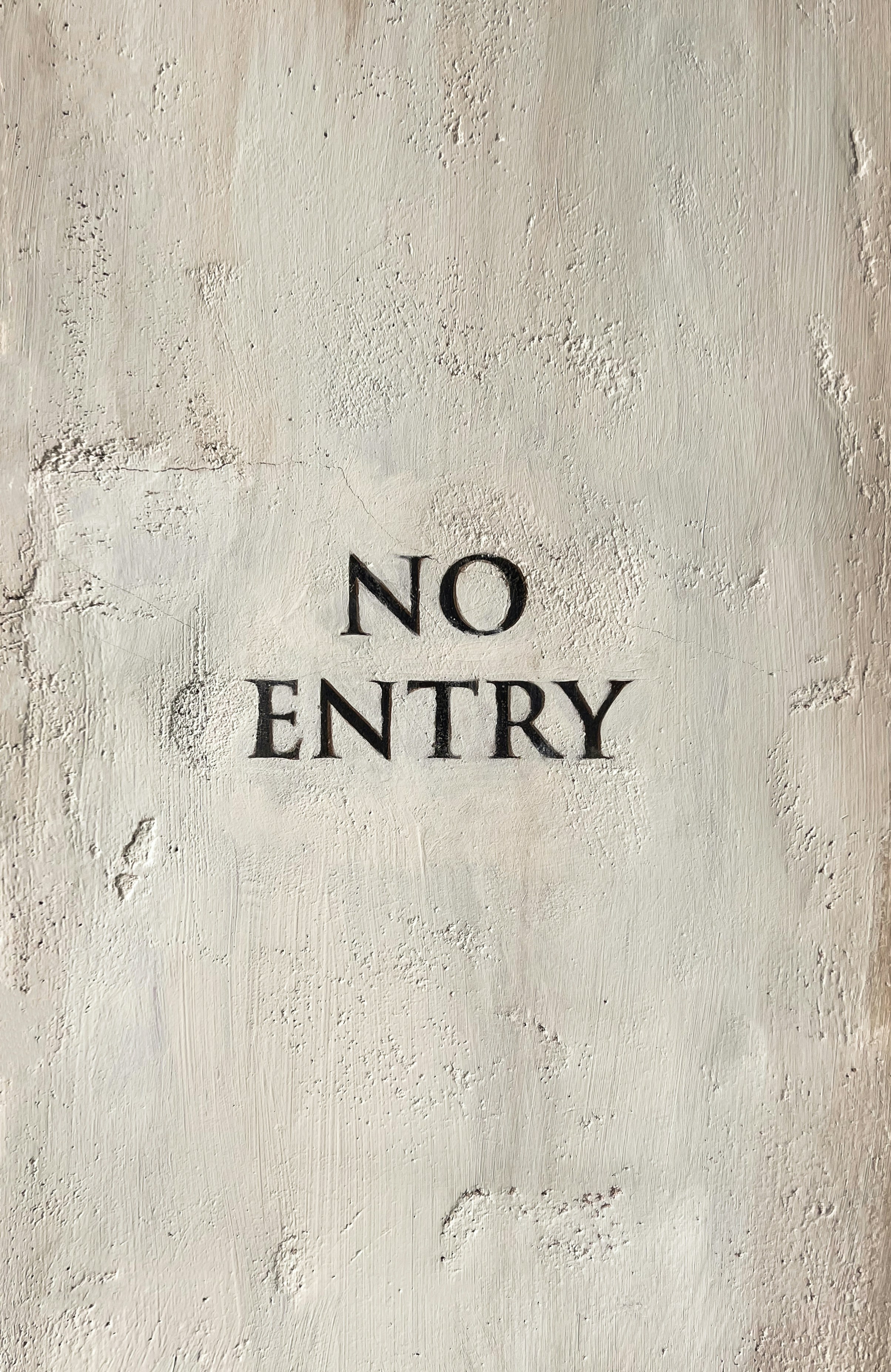 a sign that says no entry on a wall