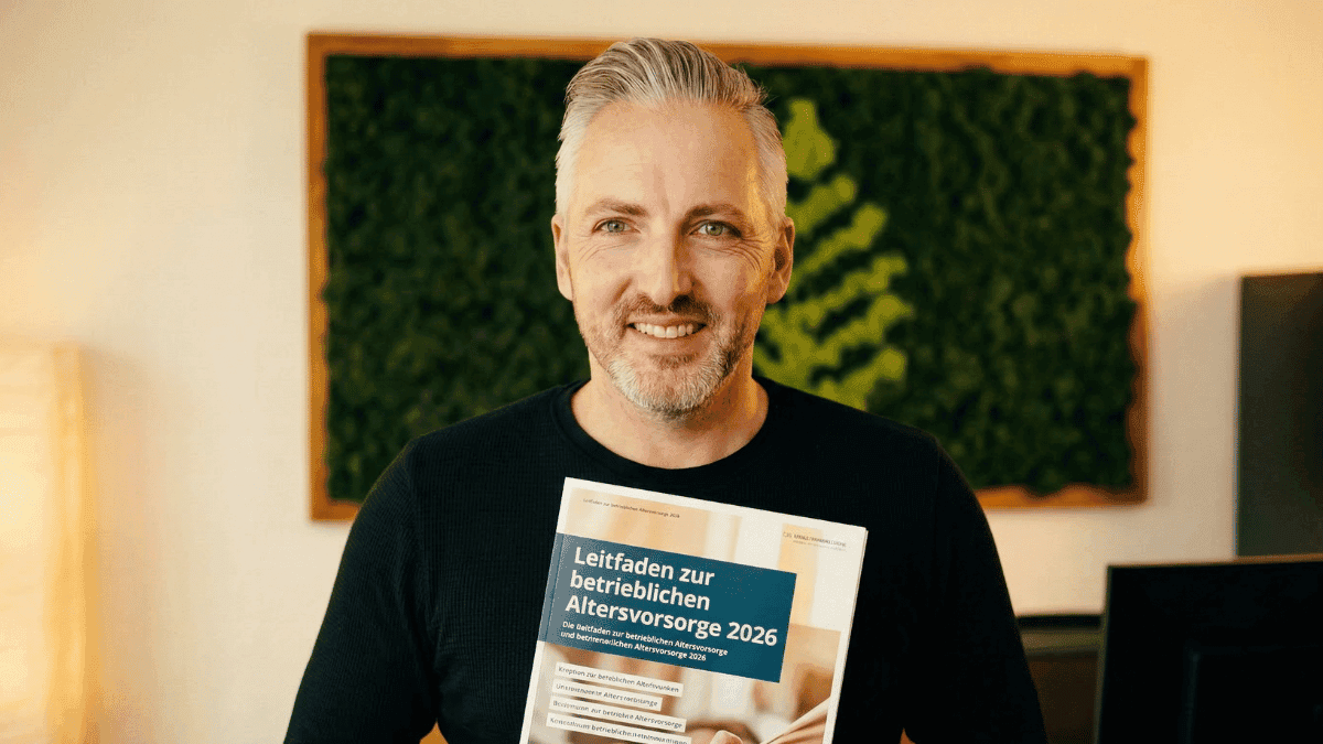 Hannes Weidnorf mit einem Leitfaden zur betrieblichen Altersvorsorge in der Hand.