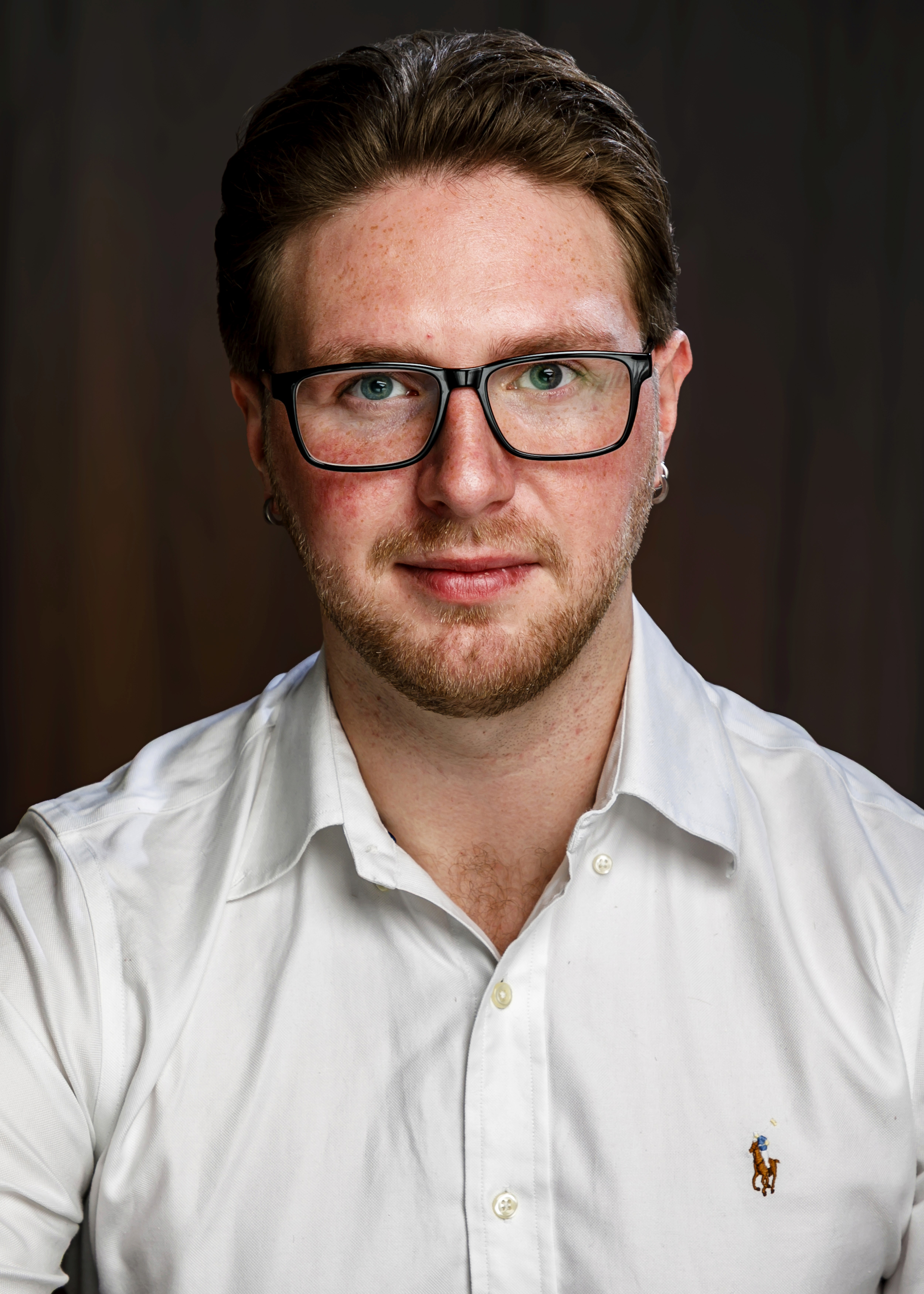 Eimantas Raziunas, Founder of QUAS, analyzing strategic intelligence data for B2B executives.