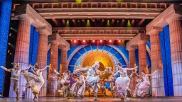 Gli dei che danzano sul Monte Olimpo in Hercules della Disney, in scena al Theatre Royal Drury Lane di Londra