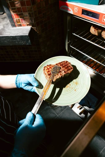 Adana Şiş vom Holzkohlegrill bei Mangal Mezze & Grill Saarbrücken.